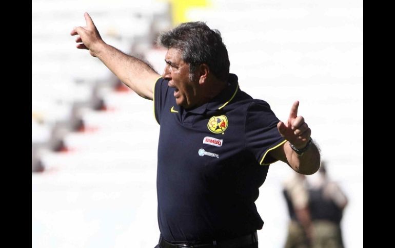 El técnico del América, Carlos Reinoso, durante el partido ante Estudiantes. MEXSPORT  /