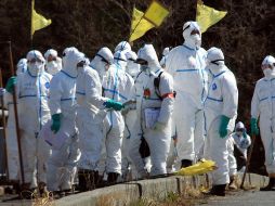 Trabajadores de la central nuclear en Japón se preparan para comenzar a trabajar fuera de la planta. AFP  /