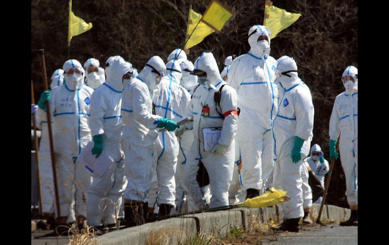 Trabajadores de la central nuclear en Japón se preparan para comenzar a trabajar fuera de la planta. AFP  /