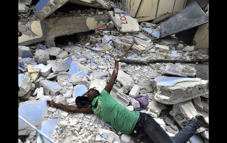 Carol Guzy del Washington Post ganó por su foto del terremoto de Haití ocurrido en enero de 2010. REUTERS  /