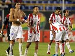 Jugadores del Necaxa tras una derrota en el torneo Clausura 2011. MEXSPORT  /