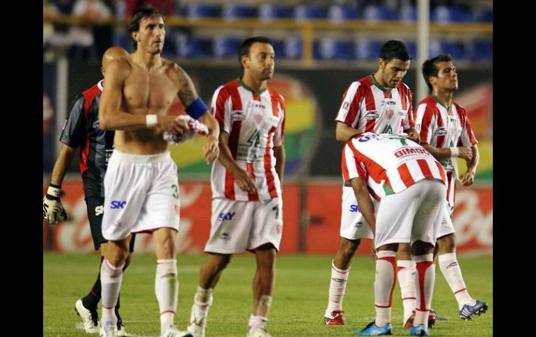 Jugadores del Necaxa tras una derrota en el torneo Clausura 2011. MEXSPORT  /