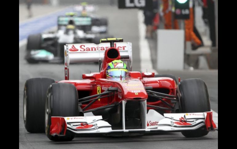 Felipe Massa a bordo de su Ferrari en el Gran Premio de China. EFE  /