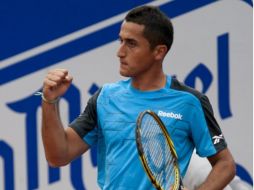 El tenista español Nicolás Almagro celebra  tras sumar un punto en su partido ante Pablo Andujar. EFE  /