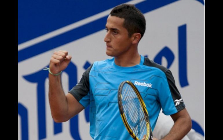 El tenista español Nicolás Almagro celebra  tras sumar un punto en su partido ante Pablo Andujar. EFE  /