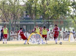 Los jugadores de Chivas cautivaron a los reclusos de Puente Grande con su entrenamiento. E. PACHECO  /