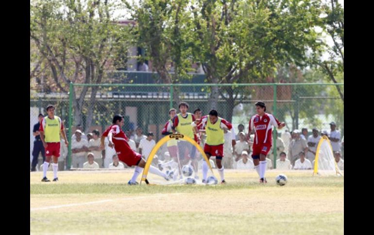 Los jugadores de Chivas cautivaron a los reclusos de Puente Grande con su entrenamiento. E. PACHECO  /