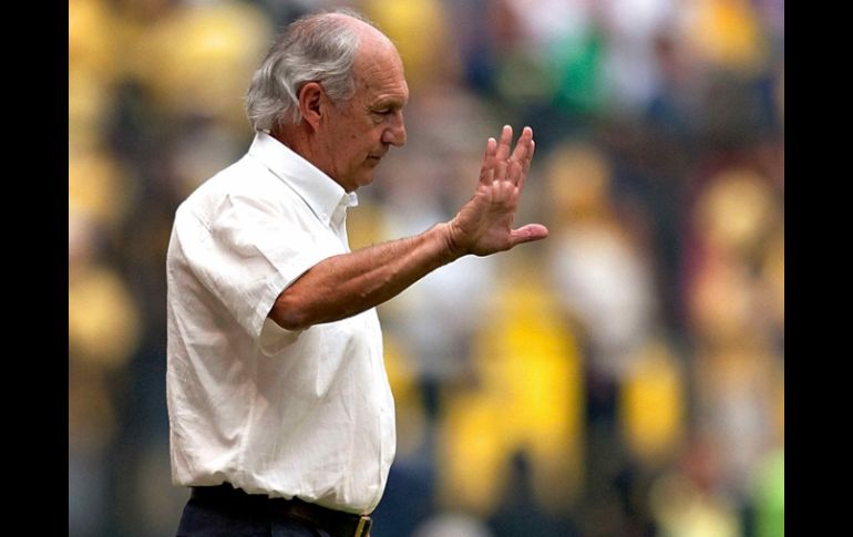 El entrenador de Puebla, Héctor Hugo Eugui, durante el encuentro ante el América. MEXSPORT  /