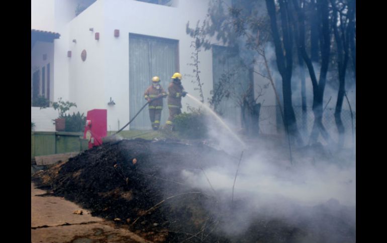 El incendio inició a las 11:30 horas; se sofocó seis horas y media después. Viviendas resultaron afectadas. A. HINOJOSA  /