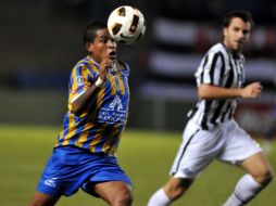 El jugador del San Luis Potosí, Michael Arroyo (i) disputa el balón con Ignacio Canuto, de Libertad. EFE  /