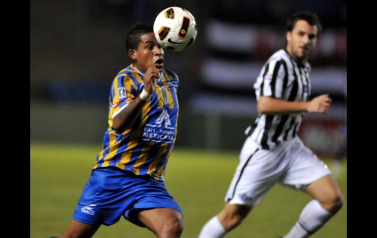 El jugador del San Luis Potosí, Michael Arroyo (i) disputa el balón con Ignacio Canuto, de Libertad. EFE  /