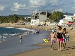 Recomiendan no bañarse en las playas con embarcaderos; los hidrocarburos que concentran pueden dañar la piel y los ojos. ARCHIVO  /