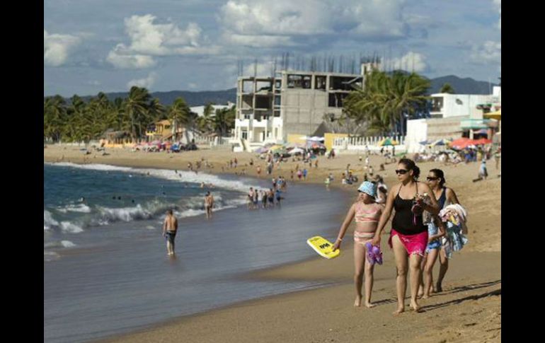 Recomiendan no bañarse en las playas con embarcaderos; los hidrocarburos que concentran pueden dañar la piel y los ojos. ARCHIVO  /