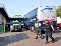 Los detuvieron en la carretera conocida como Libramiento Noreste, a bordo de un autobús de la línea Ómnibus de México. EL UNIVERSAL  /