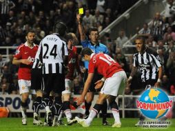 Momento en el que el árbitro Lee Probert saca la tarjeta de amonestación a Javier 'Chicharito' Hernández. REUTERS  /