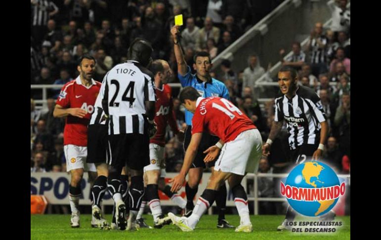 Momento en el que el árbitro Lee Probert saca la tarjeta de amonestación a Javier 'Chicharito' Hernández. REUTERS  /