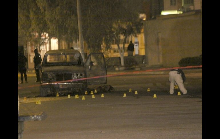 En Ciudad Juárez suelen ocurrir ataques con armas. En la foto, un vehículo que fue rafagueado en febrero; murieron sus ocupantes. EFE  /