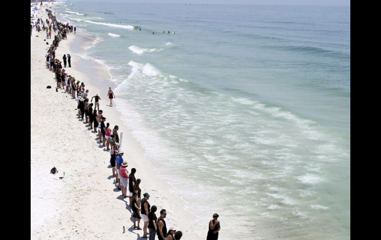 Manifestantes protestando en la playa de Penascola en Florida en contra del vertido de BP que se produjo el 20 de abril de 2010. EFE  /