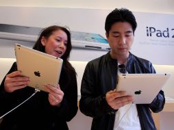 Clientes examinan el iPad2, en una tienda Apple. AP  /