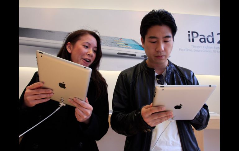 Clientes examinan el iPad2, en una tienda Apple. AP  /