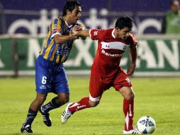 Antonio Naelson de Toluca intenta llevarse el balón durante el duelo ante San Luis. MEXSPORT  /