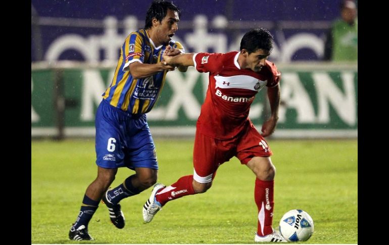 Antonio Naelson de Toluca intenta llevarse el balón durante el duelo ante San Luis. MEXSPORT  /