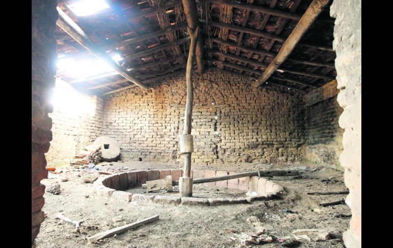 En las tabernas de la Sierra del Tequila, la tahona sigue utilizándose en la producción del vino mezcal. A. CAMACHO  /