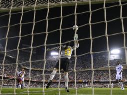 El guardameta del Barcelona, Manuel Pinto, no logra detener el disparo de Cristiano Ronaldo. REUTERS  /