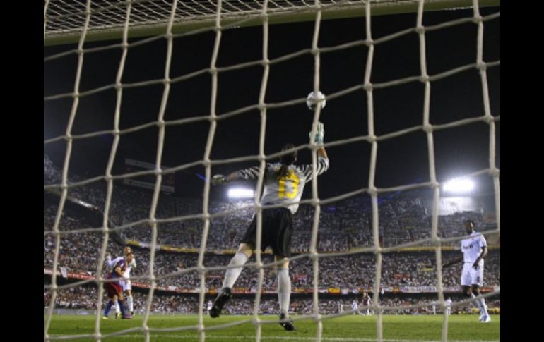 El guardameta del Barcelona, Manuel Pinto, no logra detener el disparo de Cristiano Ronaldo. REUTERS  /