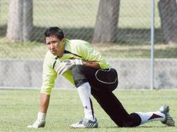 El guardamenta Mario Rodríguez realiza ejercicios de estiramiento, previo a la práctica. MEXSPORT  /