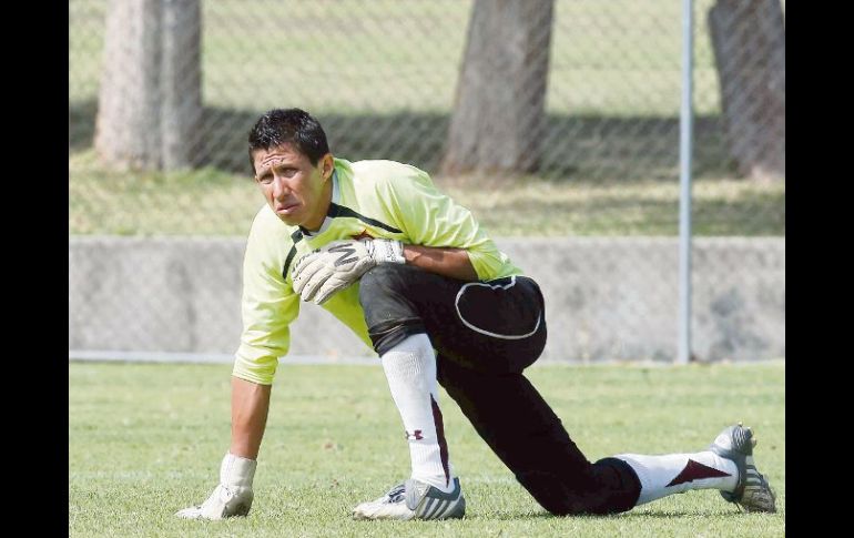 El guardamenta Mario Rodríguez realiza ejercicios de estiramiento, previo a la práctica. MEXSPORT  /