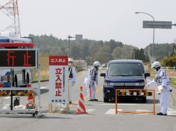 Policías en un punto de revisión en Fukushima, luego de que el gobierno declaró prohibida la zona alrededor de la central. AP  /