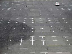 Un solo vehículo en un enorme estacionamiento de una armadora automotriz de Tokio. EFE  /