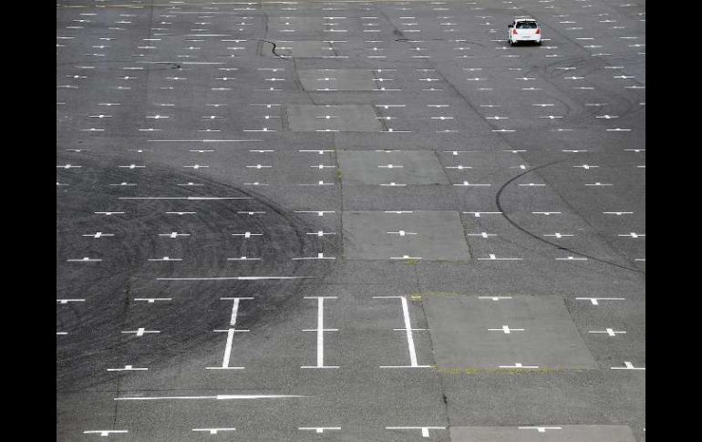 Un solo vehículo en un enorme estacionamiento de una armadora automotriz de Tokio. EFE  /