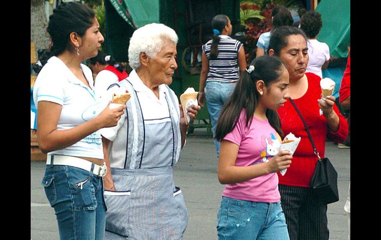 Los niños y los ancianos son las personas más vulnerables al calor. M. FRYRIA  /