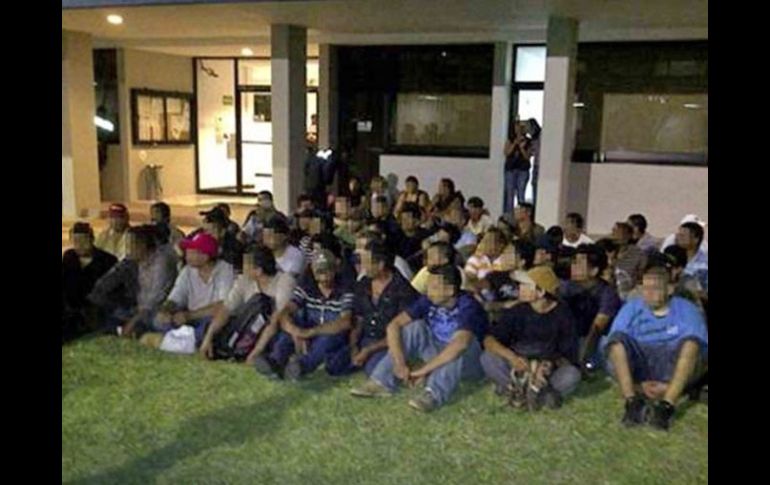 Imagen de las 68 personas rescatadas ayer por la Policía Federal en Reynosa. EL UNIVERSAL  /