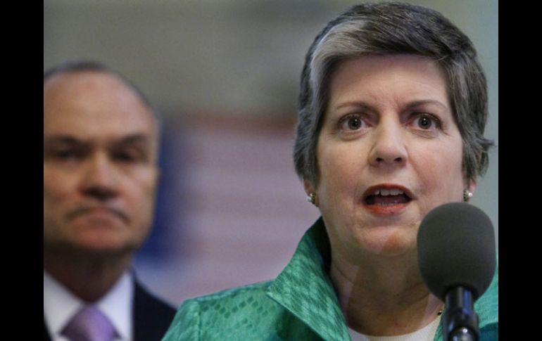 La secretaria de Seguridad Nacional, Janet Napolitano, da una conferencia acompañada del comisionado Ray Kelly. AP  /