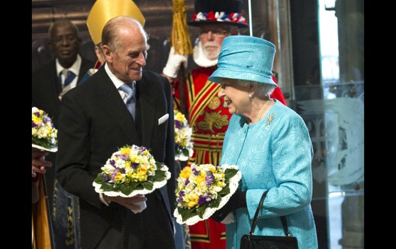 En la misa estuvo acompañada de su esposo el príncipe de  Edimburgo; La reina vestía un abrigo turquesa. EFE  /