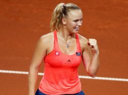 Caroline Wozniacki, festeja tras marcar puntos ante su oponente, Andrea Petkovic, durante el Torneo femenino Stuttgart. AP  /