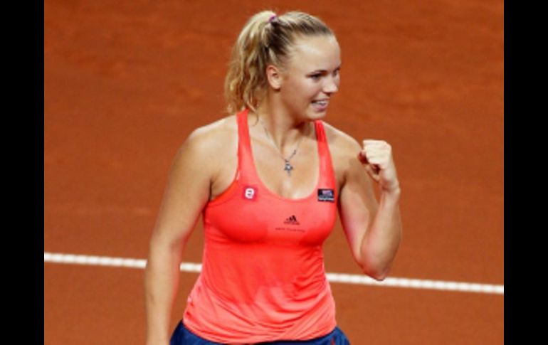 Caroline Wozniacki, festeja tras marcar puntos ante su oponente, Andrea Petkovic, durante el Torneo femenino Stuttgart. AP  /