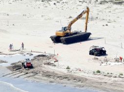 A un año del derrame petrolero, las labores de limpieza continúan en playas de Louisiana. REUTERS  /