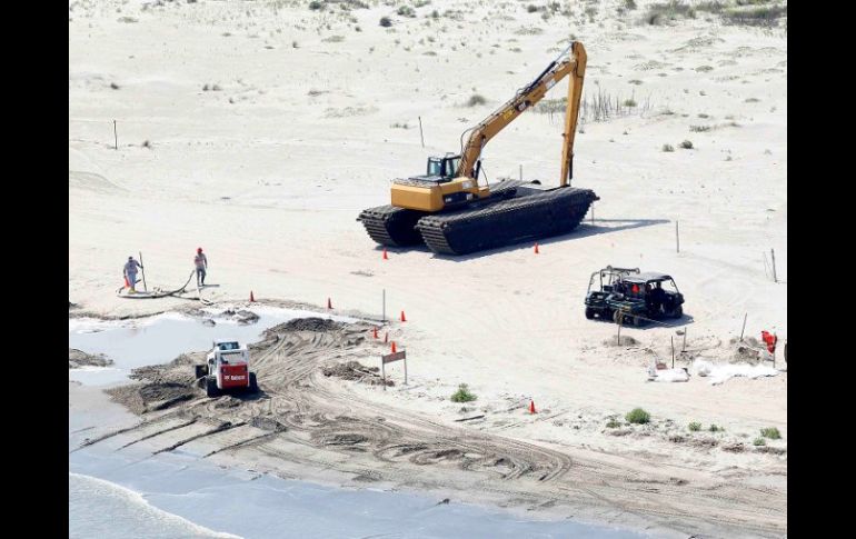 A un año del derrame petrolero, las labores de limpieza continúan en playas de Louisiana. REUTERS  /