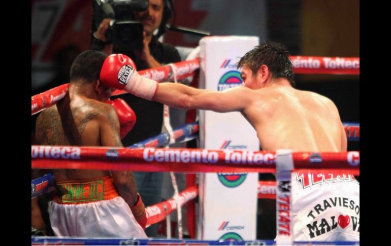 Angky Angkota y Jorge Arce, durante el evento de box en la ciudad de México. MEXSPORT  /