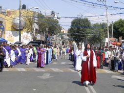 Gilberto Morales inició como Jesús de Nazaret el tradicional recorrido por los ocho barrios de Iztapalapa. NTX  /