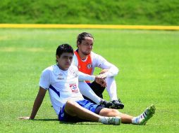 Los jugadores de Cruz Azul, Gonzalo Pineda (I) y Waldo Ponce, durante el entrenamiento. MEXSPORT  /