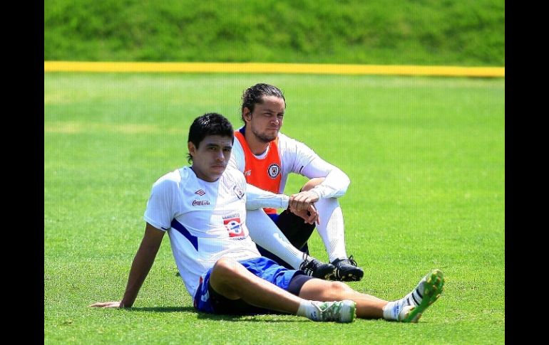 Los jugadores de Cruz Azul, Gonzalo Pineda (I) y Waldo Ponce, durante el entrenamiento. MEXSPORT  /