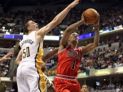 El base de los Bulls, Derrick Rose, anotó 23 puntos. AFP  /