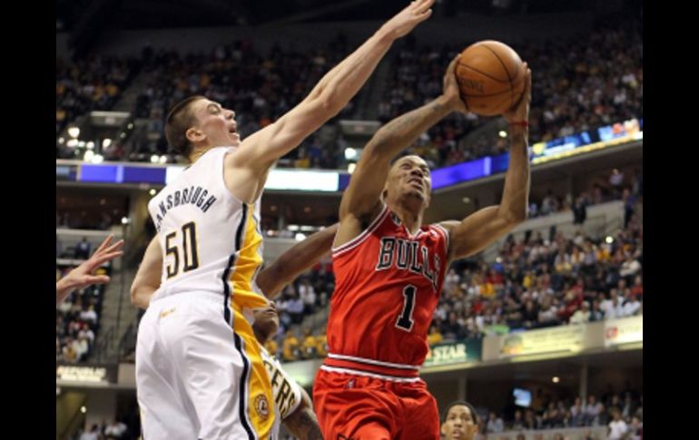 El base de los Bulls, Derrick Rose, anotó 23 puntos. AFP  /