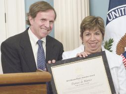 El subsecretario de Estado para Asuntos Políticos, William Burns, entrega el premio a Julia Núñez, en Washington. AFP  /