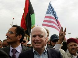 John McCain recorre el cuartel general rebelde de Libia. AFP  /